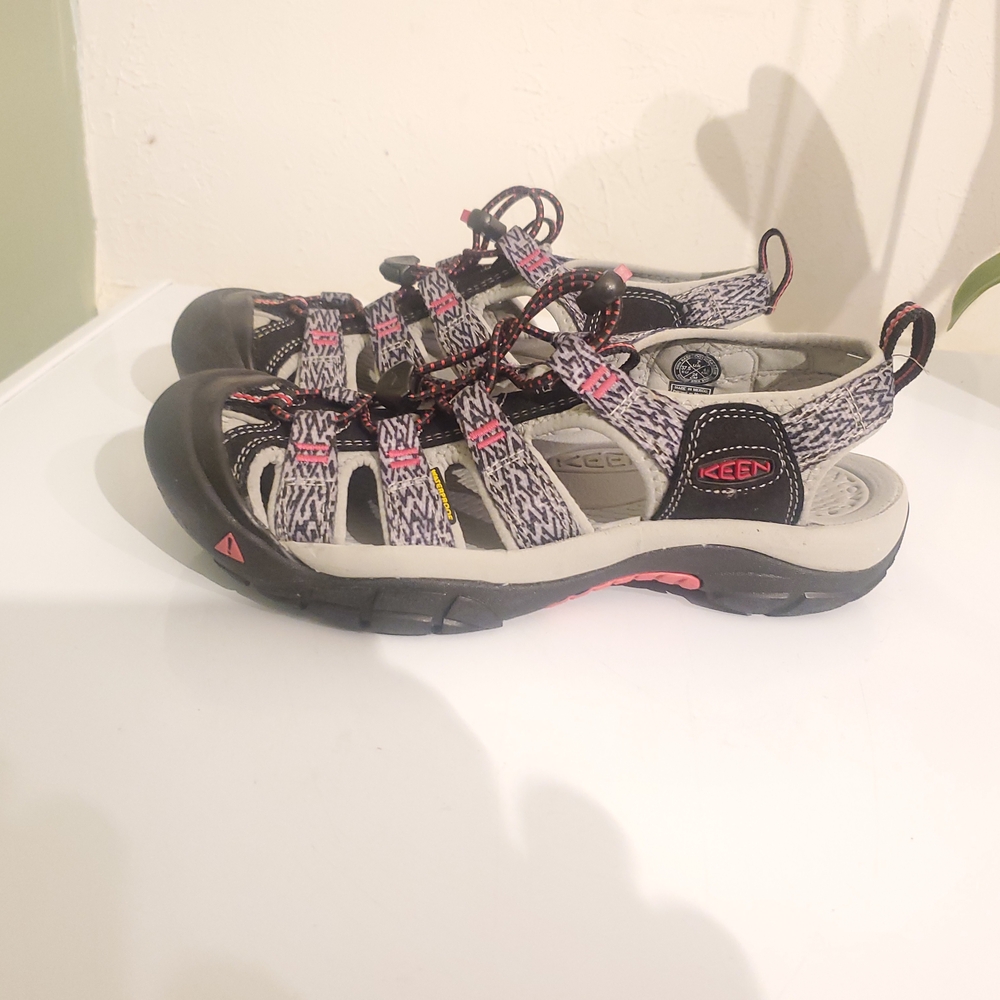KEEN Women's Gray and Pink Sandals - Picture 7 of 7